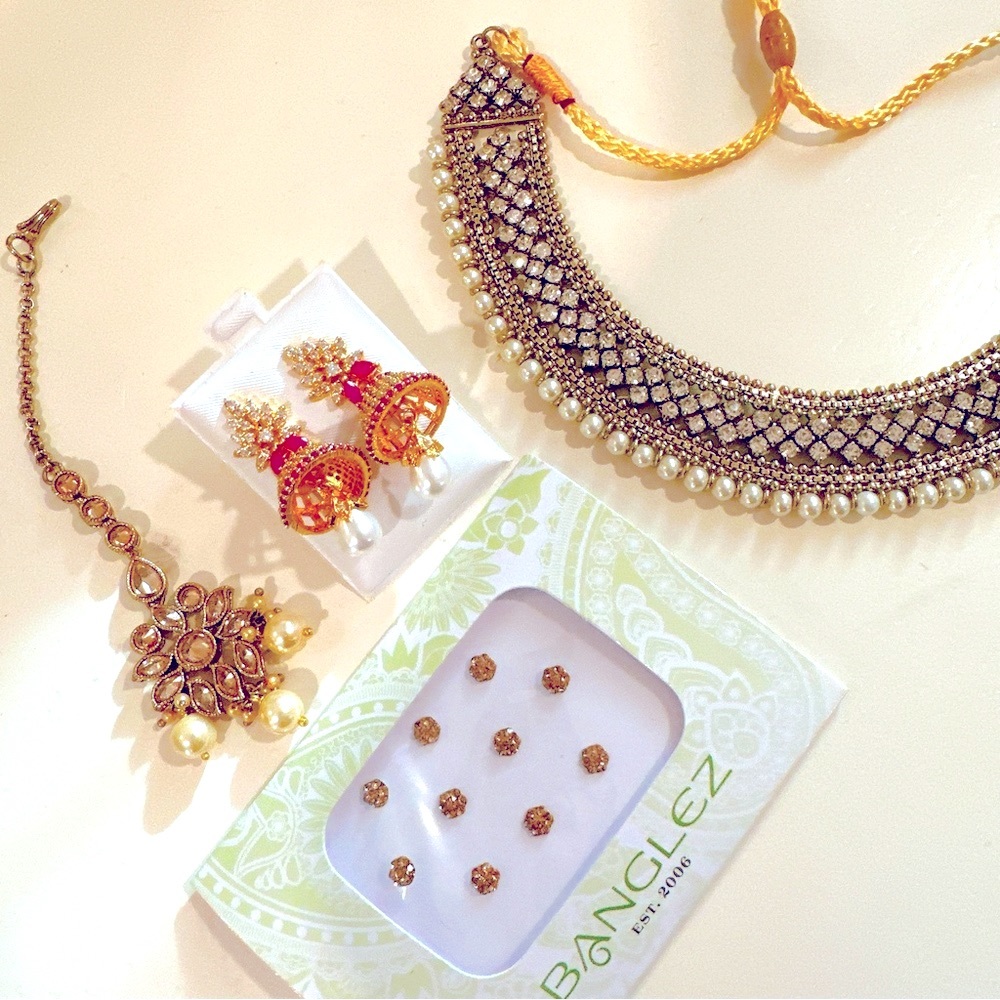 4pc Indian jewelry lot! Tikka, jhumka, necklace, bindi!